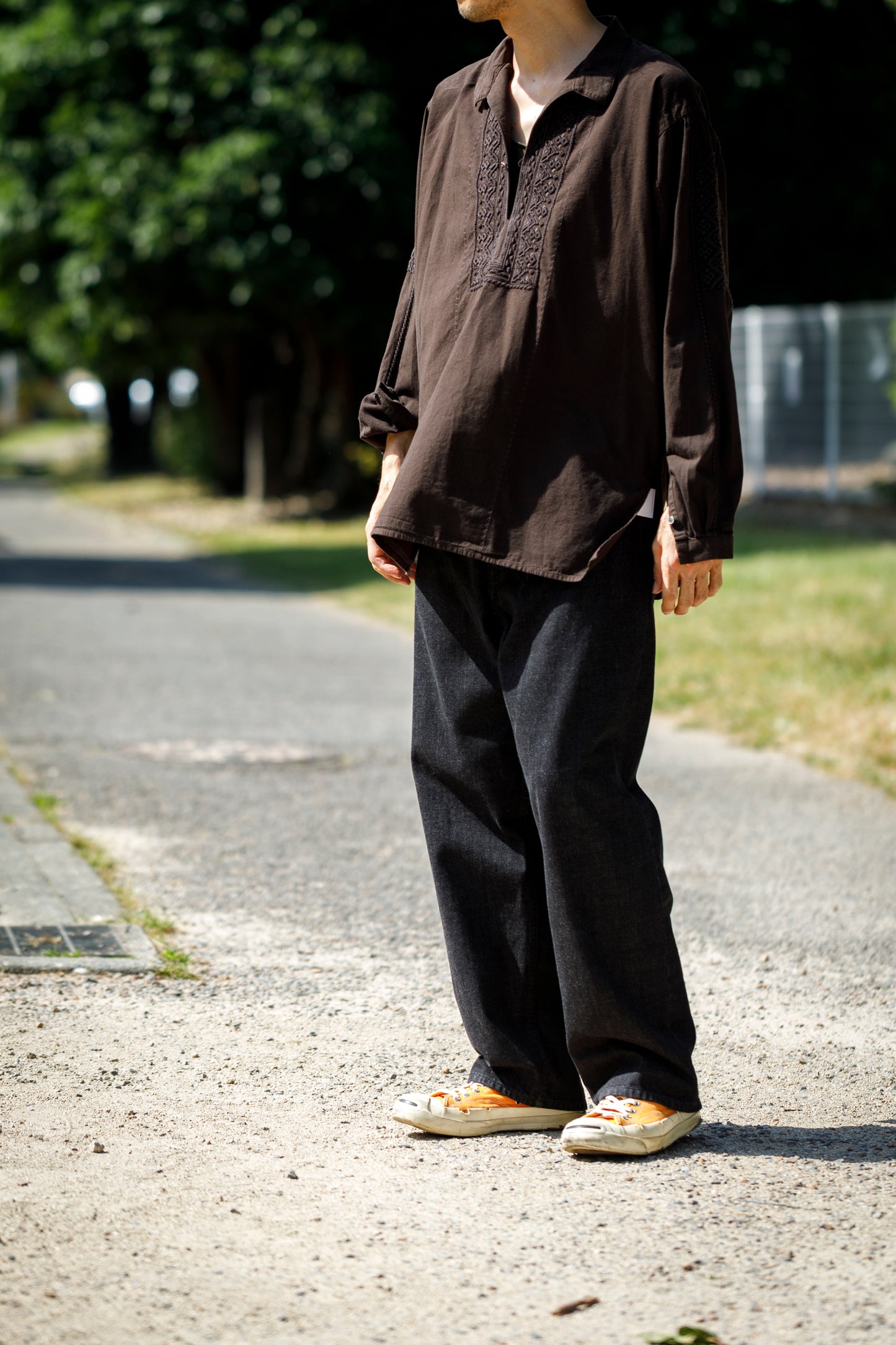 SARTO / COTTON CHANMBRAY EMBROIGERY SHIRT - DARK BROWN