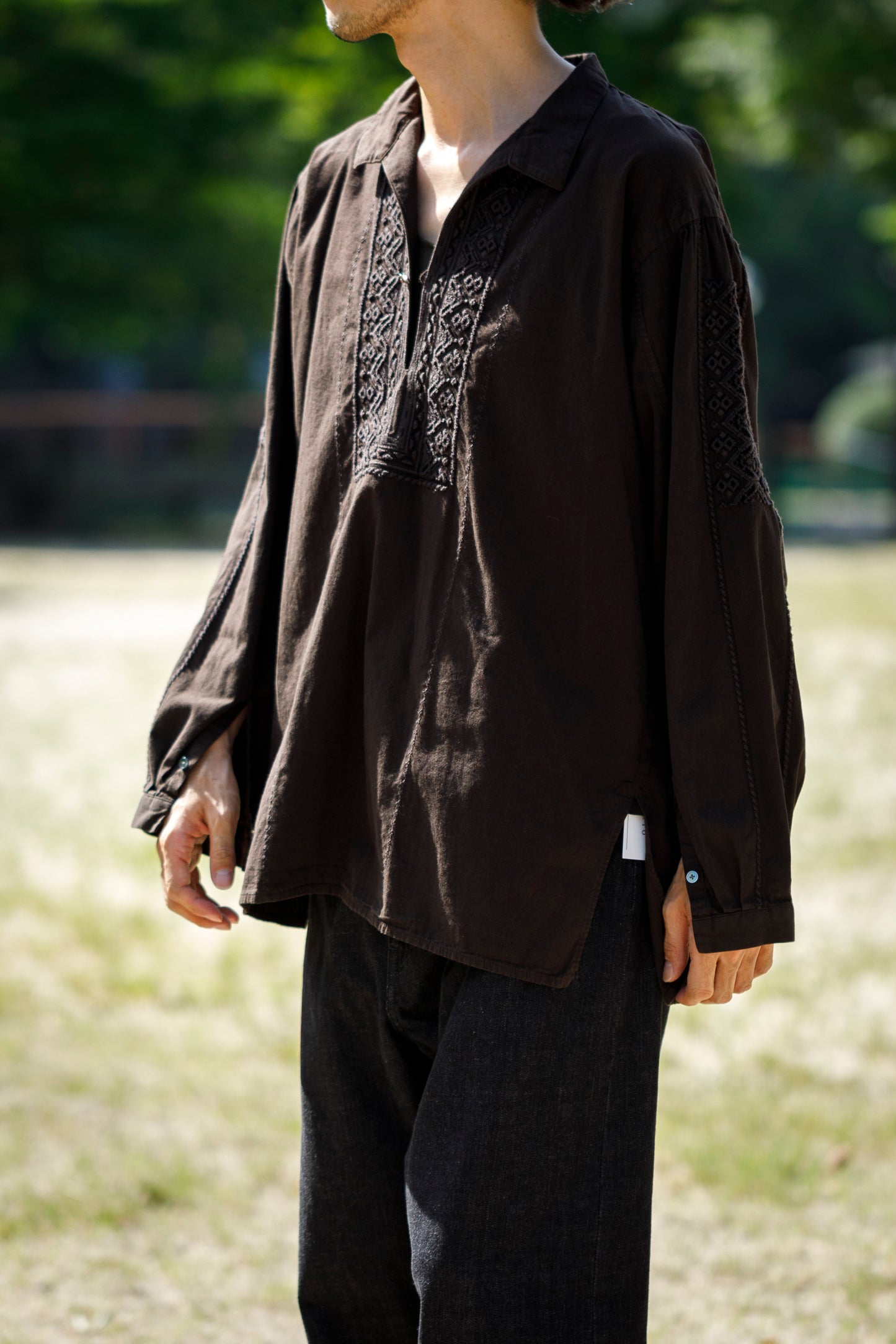 SARTO / COTTON CHANMBRAY EMBROIGERY SHIRT - DARK BROWN