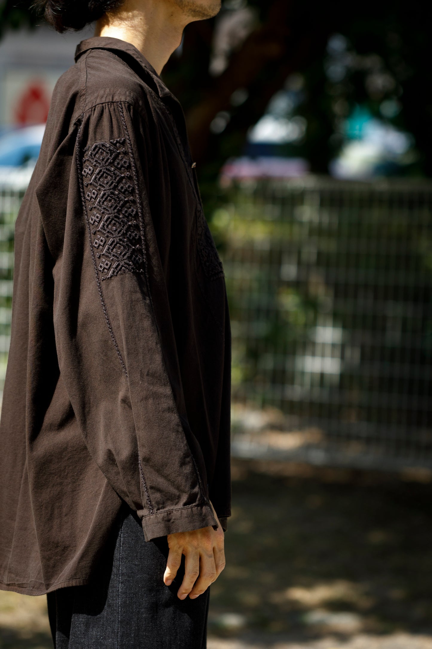 SARTO / COTTON CHANMBRAY EMBROIGERY SHIRT - DARK BROWN