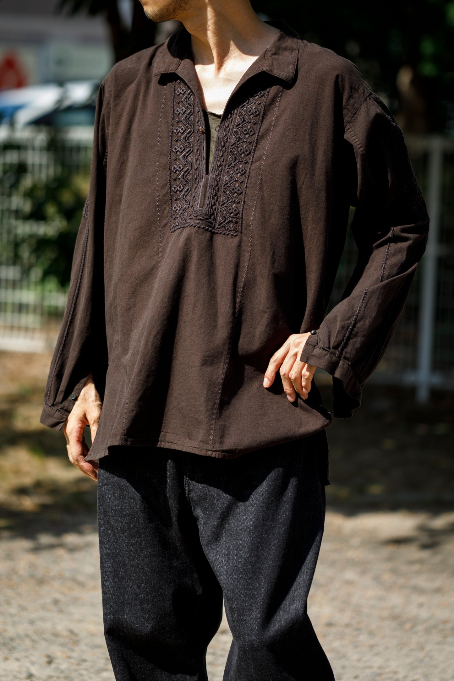 SARTO / COTTON CHANMBRAY EMBROIGERY SHIRT - DARK BROWN