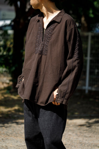 SARTO / COTTON CHANMBRAY EMBROIGERY SHIRT - DARK BROWN
