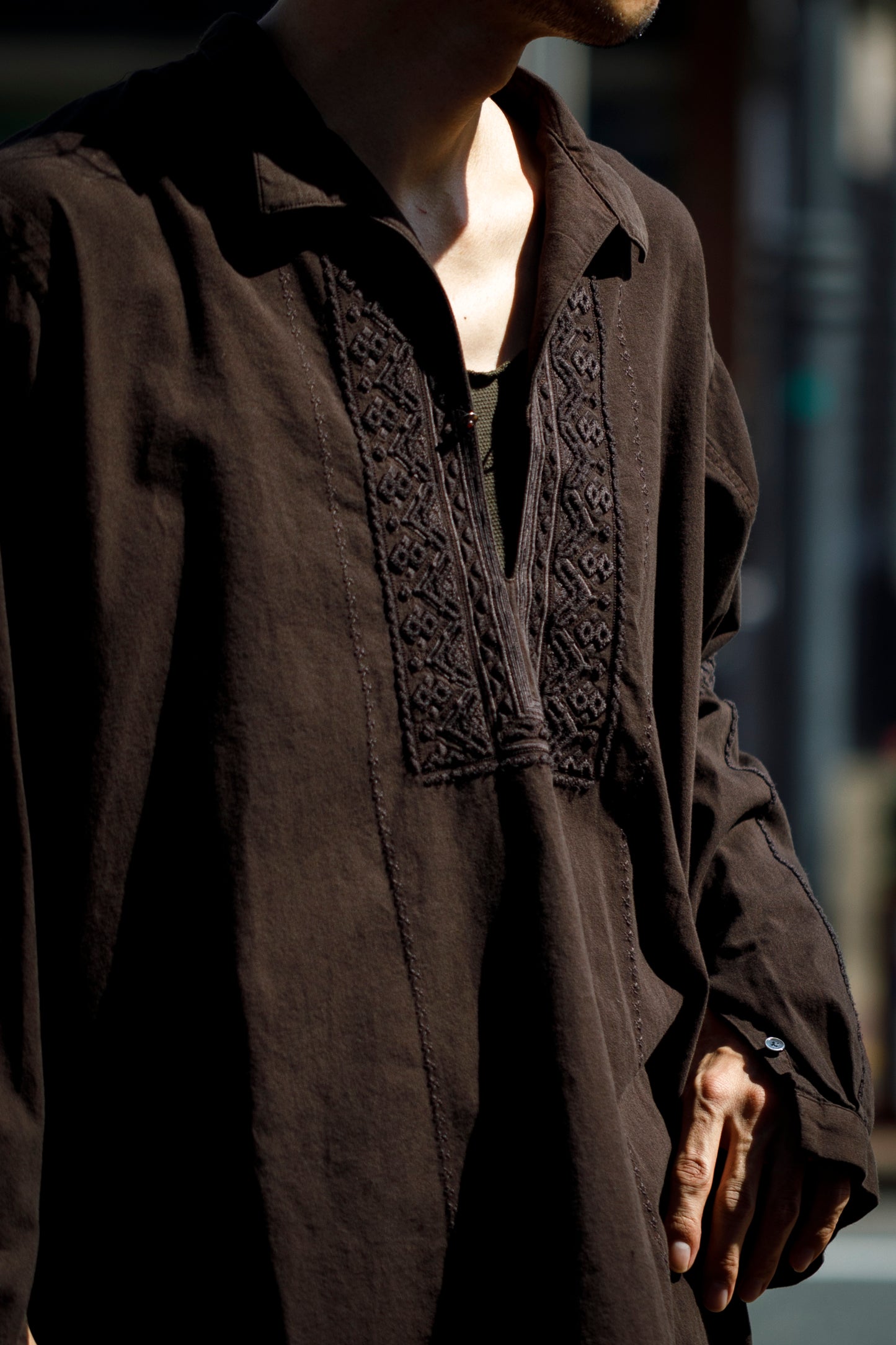 SARTO / COTTON CHANMBRAY EMBROIGERY SHIRT - DARK BROWN