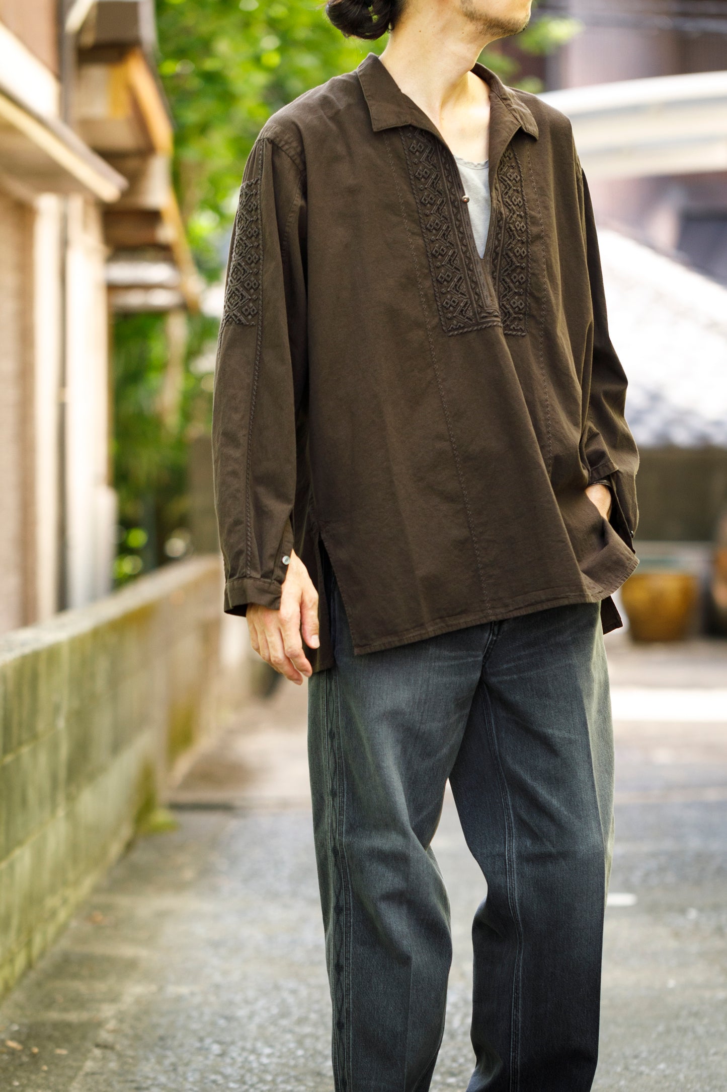 SARTO / COTTON CHANMBRAY EMBROIGERY SHIRT - DARK BROWN
