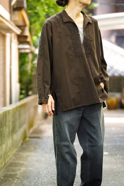 SARTO / COTTON CHANMBRAY EMBROIGERY SHIRT - DARK BROWN