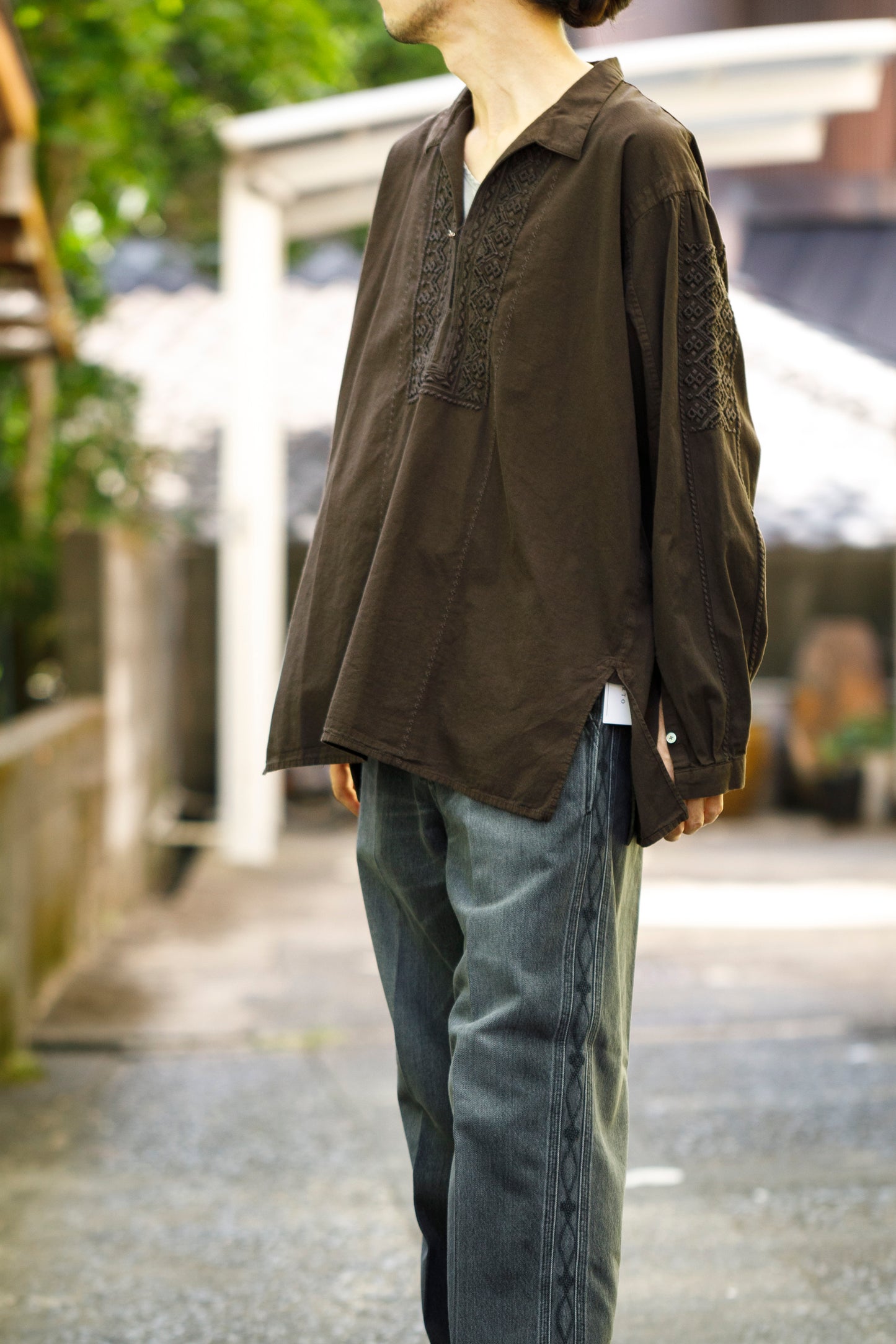 SARTO / COTTON CHANMBRAY EMBROIGERY SHIRT - DARK BROWN