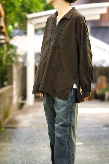 SARTO / COTTON CHANMBRAY EMBROIGERY SHIRT - DARK BROWN