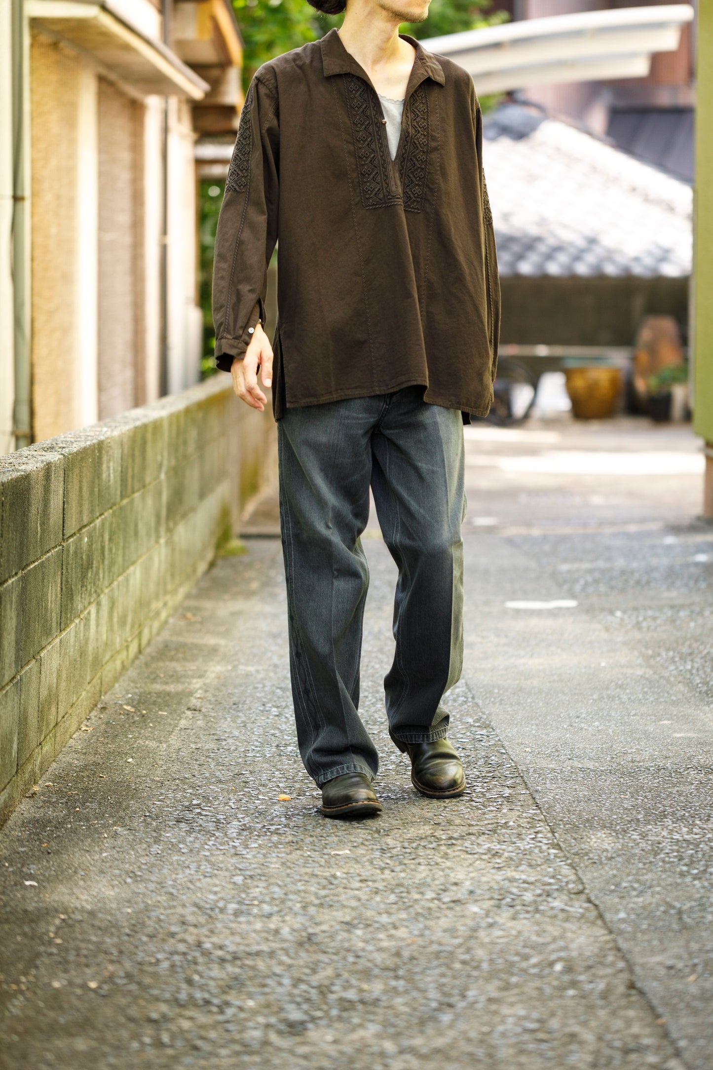 SARTO / COTTON CHANMBRAY EMBROIGERY SHIRT - DARK BROWN